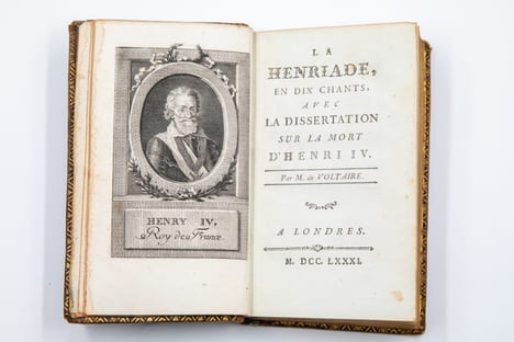 La Henriade, en dix chants, avec la Dissertation sur la mort d'Henri IV.. VOLTAIRE.