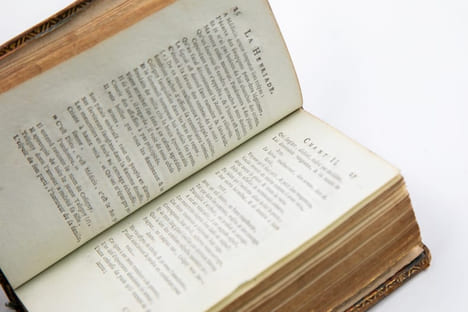 La Henriade, en dix chants, avec la Dissertation sur la mort d'Henri IV.. VOLTAIRE.