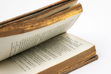 La Henriade, en dix chants, avec la Dissertation sur la mort d'Henri IV.. VOLTAIRE.