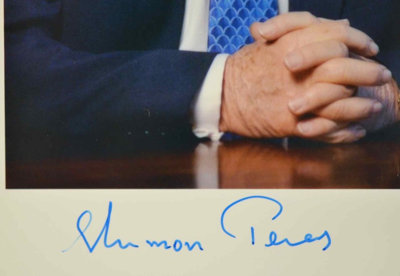 Photo signée de Shimon Peres.. Shimon Peres (1923-0) Homme d'Etat israélien, prix Nobel de la Paix (1994).