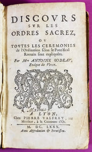 Discours sur les ordres sacrez, où toutes les cérémonies de l'ordination selon le Pontifical romain sont expliquées.