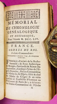 Mémorial de chronologie généalogique et historique, ou Tableau annuel des principaux souverains de l'Europe, des Princes & Princesses de leur sang & des principales personnes de leurs Cours ou Etats.