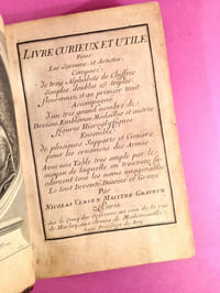 Livre curieux et utile pour les scavants et artistes. Composé de trois alphabets de chiffres simples, doubles et triples, fleuronnez et au premier trait. Accompagné d'un très grand nombre de devises, emblèmes, médailles et autres figures hiéroglyfiques. Ensemble de plusieurs supports et cimiers pour  les ornements des armes. Avec une table très ample par le moyen de laquelle on trouvera facilement tous les noms imaginables [Livre d'emblèmes]