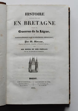 Histoire de ce qui s'est passé en Bretagne durant les Guerres de la Ligue, particulièrement dans le diocèse de Cornouaille.. MOREAU, Jean (chanoine).