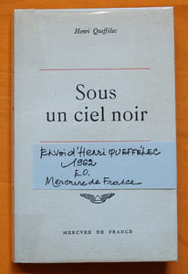 Sous un ciel noir.