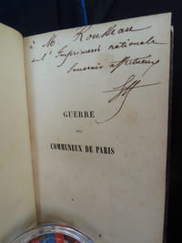 Guerre des Communeux de Paris 18 mars - 28 mai 1871. Par un Officier supérieur de l'armée de Versailles. [Pseudonyme de Eugène Hennebert].
