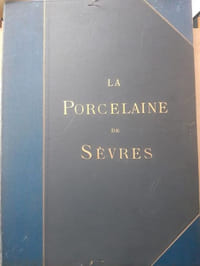 La Porcelaine tendre de Sèvres. 50 planches reproduisant 250 motifs en aquarelle d'après les originaux avec une notice historique