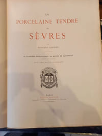 La Porcelaine tendre de Sèvres. 50 planches reproduisant 250 motifs en aquarelle d'après les originaux avec une notice historique