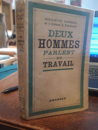 Deux hommes parlent du travail