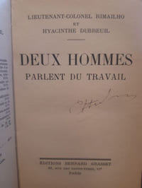 Deux hommes parlent du travail