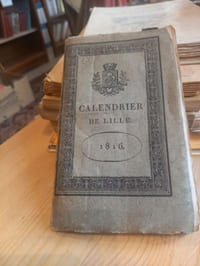 Calendrier de Lille contenant la nomenclature des fonctionnaires publics, le départ des diligences et messageries, les kermesses, foires et marchés, différens arrêtés de la mairie, et des tables de réduction des monnaies, poids et mesures.
