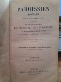 Paroissien romain très complet contenant en Français et en latin les offices de tous les dimanches et de toutes les fêtes de l'année qui peuvent se célèbrer le dimanche