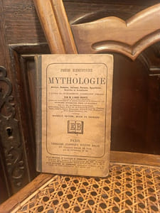 Précis élémentaire de Mythologie grecque, romaine, indienne, persane, égyptienne, gauloise et scandinave à l'usage des établissements d'instruction publique