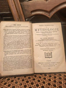 Précis élémentaire de Mythologie grecque, romaine, indienne, persane, égyptienne, gauloise et scandinave à l'usage des établissements d'instruction publique