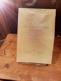 Livre des constitutions maçonniques. Reproduction du texte original anglais de 1723 accompagnée d'une traduction française d'une introduction et de notes et publié par Mg E.Jouin