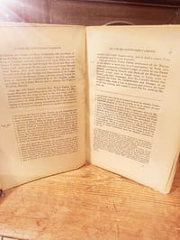 Livre des constitutions maçonniques. Reproduction du texte original anglais de 1723 accompagnée d'une traduction française d'une introduction et de notes et publié par Mg E.Jouin