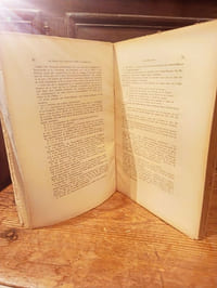 Livre des constitutions maçonniques. Reproduction du texte original anglais de 1723 accompagnée d'une traduction française d'une introduction et de notes et publié par Mg E.Jouin