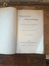 Répertoire maçonnique contenant les noms de 30 000 francs-maçons de France et des colonies relevés dans les archives de l'Association antimaçonnique de France.