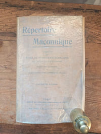 Répertoire maçonnique contenant les noms de 30 000 francs-maçons de France et des colonies relevés dans les archives de l'Association antimaçonnique de France.
