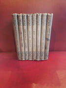 Superbe série homogène regroupant des textes fondateurs et des curiosités littéraires du XIXe siècle :Daphnis et Chloé (Longus) : Le grand classique pastoral.Adolphe (B. Constant) : Le chef-d'œuvre du roman psychologique.Les débuts d'un homme de lettres (A. Daudet).Le violon de faïence (Champfleury).Mes prisons (Sylvio Pellico).Historiettes (Henry Aubanel).Le roman du capucin (Henri Murger).La dernière croisade (René Maizeroy). par Divers. - Image 1