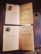 Superbe série homogène regroupant des textes fondateurs et des curiosités littéraires du XIXe siècle :Daphnis et Chloé (Longus) : Le grand classique pastoral.Adolphe (B. Constant) : Le chef-d'œuvre du roman psychologique.Les débuts d'un homme de lettres (A. Daudet).Le violon de faïence (Champfleury).Mes prisons (Sylvio Pellico).Historiettes (Henry Aubanel).Le roman du capucin (Henri Murger).La dernière croisade (René Maizeroy). par Divers. - Image 9