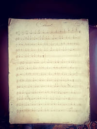 Cahier ou feuillets de musique manuscrits.