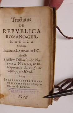 Tractatus de Constitutione Imperii Romano-Germanici, auctore Iacobo Lampadio I.C. (Accessit eiusdem Discursus de Natura nummi, & interpretatio L. 2. ...