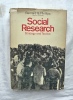 Social research, strategy and tactics, The Macmillan company, New York / Collier - Macmillan Limited, London, 1966, livre en anglais. Bernard S. ...
