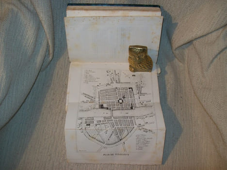 HISTOIRE DE VILLENEUVE-SUR-LOT depuis sa fondation jusqu'à l'année 1789. ESSAIS STATISTIQUES ET HISTORIQUES sur le quatrième arrondissement du ...