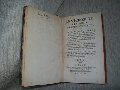 LE MICROSCOPE A LA PORTEE DE TOUT LE MONDE ou description, calcul et explication de la nature, de l'usage et de la force des meilleurs microscopes.