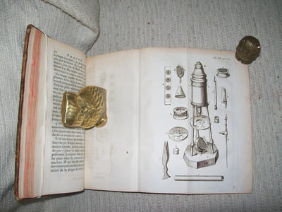 LE MICROSCOPE A LA PORTEE DE TOUT LE MONDE ou description, calcul et explication de la nature, de l'usage et de la force des meilleurs microscopes.