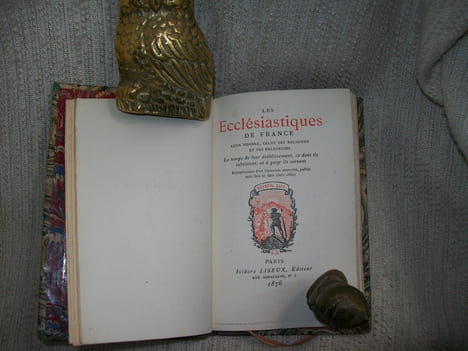 LES ECCLESIASTIQUES DE FRANCE, leur nombre, celuy des Religieux et des Religieuses, le temps de leur établissement, ce dont ils subsistent et à quoy ...