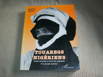 TOUAREGS NIGERIENS. Unité culturelle et diversité régionale d'un peuple pasteur. 2e édition.