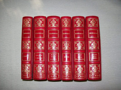 LES TRAGEDIES. Othello, Jules César-Le Roi Lear, Hamlet, Coriolan-Timon d'Athènes, Macbeth-Antoine et Cléopâtre, Roméo et Juleitte-Titus Andronicus. Traduction de François Victor Hugo.