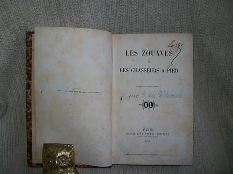 LES ZOUAVES et les Chasseurs à pied. Esquisses historiques.. AUMALE Duc d'