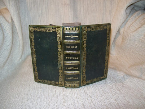 EUCOLOGE ou Livre d'Eglise à l'usage de Paris contenant l'office des dimanches et fêtes en latin et en français. Nouvelle édition.. undefined