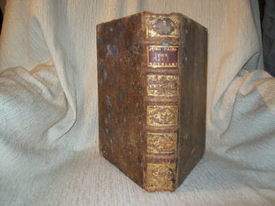 LA JURISPRUDENCE DES NOVELLES DE JUSTINIEN conferee avec les Ordonnances Royaux, les Coutumes de France et les Décisions des Cours Souveraines. TOME I SEUL.