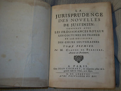 LA JURISPRUDENCE DES NOVELLES DE JUSTINIEN conferee avec les Ordonnances Royaux, les Coutumes de France et les Décisions des Cours Souveraines. TOME I SEUL.