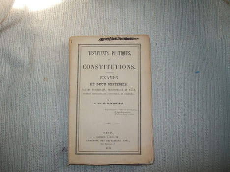 TESTAMENTS POLITIQUES OU CONSTITUTIONS. Examen de deux systèmes: système constituant, philosophique et païen, système représentatif, historique et ...