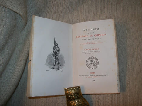 LA CHRONIQUE DE MESSIRE BERTRAND DU GUESCLIN Connétable de France. Texte établi et rapproché du français moderne par Gabriel Riou. petits mémoires de ...