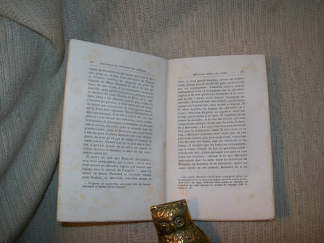 LA CHRONIQUE DE MESSIRE BERTRAND DU GUESCLIN Connétable de France. Texte établi et rapproché du français moderne par Gabriel Riou. petits mémoires de ...