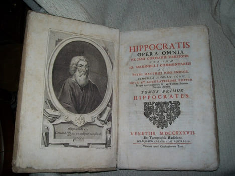 HIPPOCRATIS OPERA OMNIA ex Jani Cornarii versione una cum Jo Marielli Commentariis AC Petri Matthaei Pini indice. Nova et accuratissima Edition in qua ...