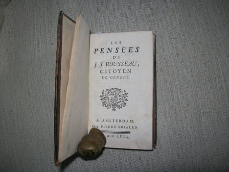 LES PENSEES DE J.J ROUSSEAU Citoyen de Genève. OEUVRES POSTHUMES DU CHEVALIER TEMPLE contenant I. Un essai sur les Mécontenemens Populaires II. Un ...