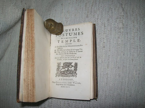 LES PENSEES DE J.J ROUSSEAU Citoyen de Genève. OEUVRES POSTHUMES DU CHEVALIER TEMPLE contenant I. Un essai sur les Mécontenemens Populaires II. Un ...