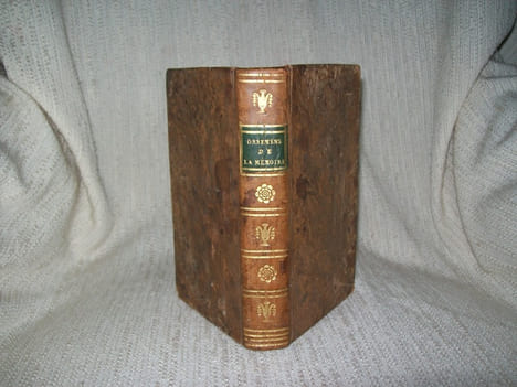LES ORNEMENS DE LA MEMOIRE ou Les Traits Brillans des Poëtes Français les plus célèbres avec des dissertations sur chaque genre de style, pour ...