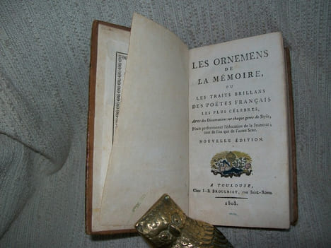 LES ORNEMENS DE LA MEMOIRE ou Les Traits Brillans des Poëtes Français les plus célèbres avec des dissertations sur chaque genre de style, pour ...