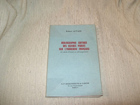 BIBLIOGRAPHIE critique des oeuvres parues sur l'INDOCHINE FRANCAISE. Un siècle d'Histoire et d'Enseignement.. AUVADE Robert
