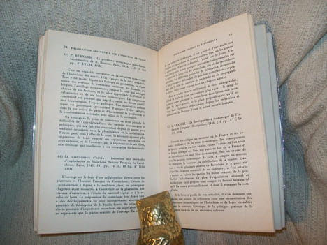 BIBLIOGRAPHIE critique des oeuvres parues sur l'INDOCHINE FRANCAISE. Un siècle d'Histoire et d'Enseignement.. AUVADE Robert