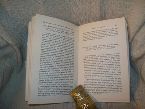 BIBLIOGRAPHIE critique des oeuvres parues sur l'INDOCHINE FRANCAISE. Un siècle d'Histoire et d'Enseignement.. AUVADE Robert