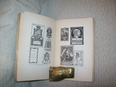 CONNAISSANCES NECESSAIRES A UN BIBLIOPHILE accompagnées de notes critiques et de documents bibliographiques TOME VI: reliures aux armes, chiffres ou ...